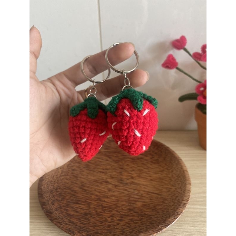 Móc khoá dâu tây len 🍓