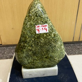 Cây đá để bàn tự nhiên màu xanh CỐM bóng cho người mệnh Hỏa và Mộc nặng 5 kg CAO 26 cm