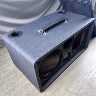 Vỏ thùng loa bass 16 có vách ngăn, lỗ cắm mic, đã bao gồm lưới loa, quai xách, chân đế