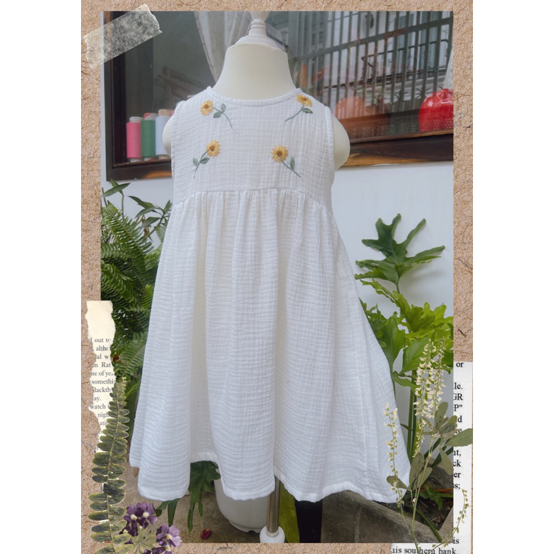 Đầm babydoll trắng xô muslin thêu tay Tây babycloset cho bé gái, hàng thiết kế.