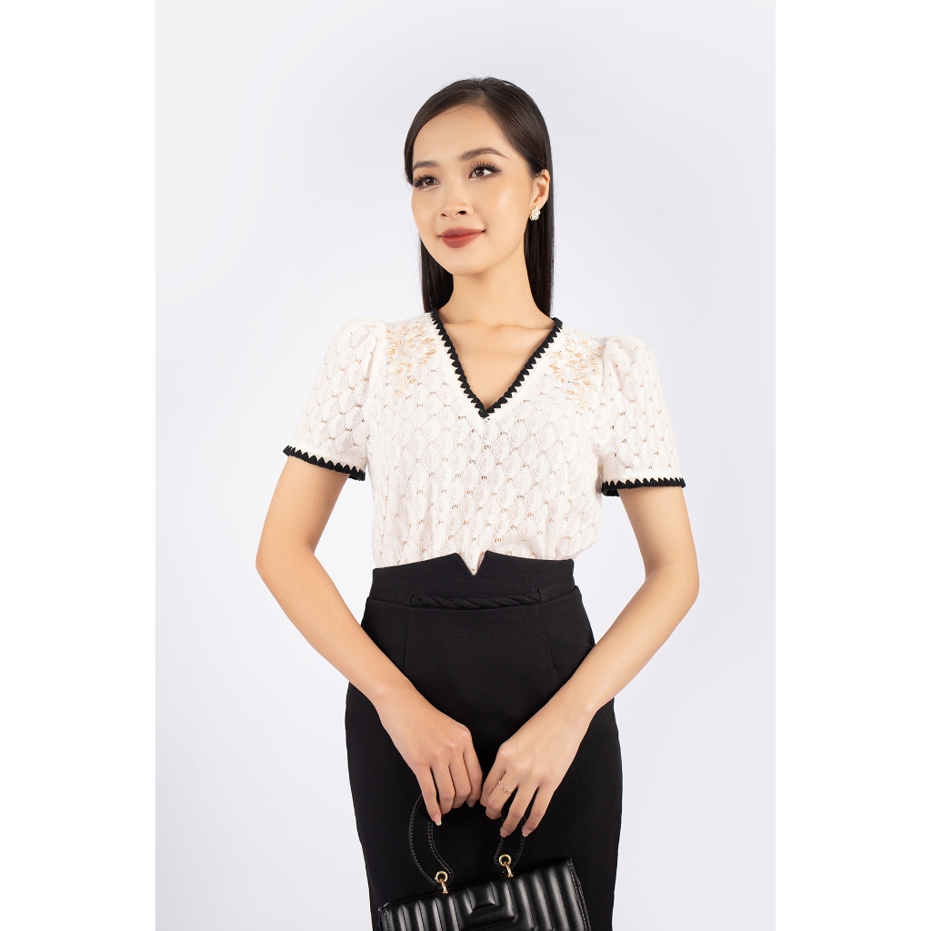 FAS33319 - Áo kiểu công sở vai ren dáng suông cổ V phối dây ren thân ngực thêu trang trí - PANTIO