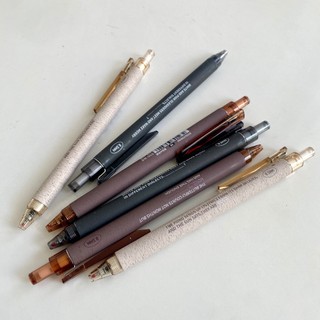 Bút mực gel bấm domi ngòi 0.5mm mực đen vỏ màu retro có chữ trên thân bút