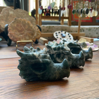 Tượng dragon được tạc bằng đá Moss agate thiên nhiên