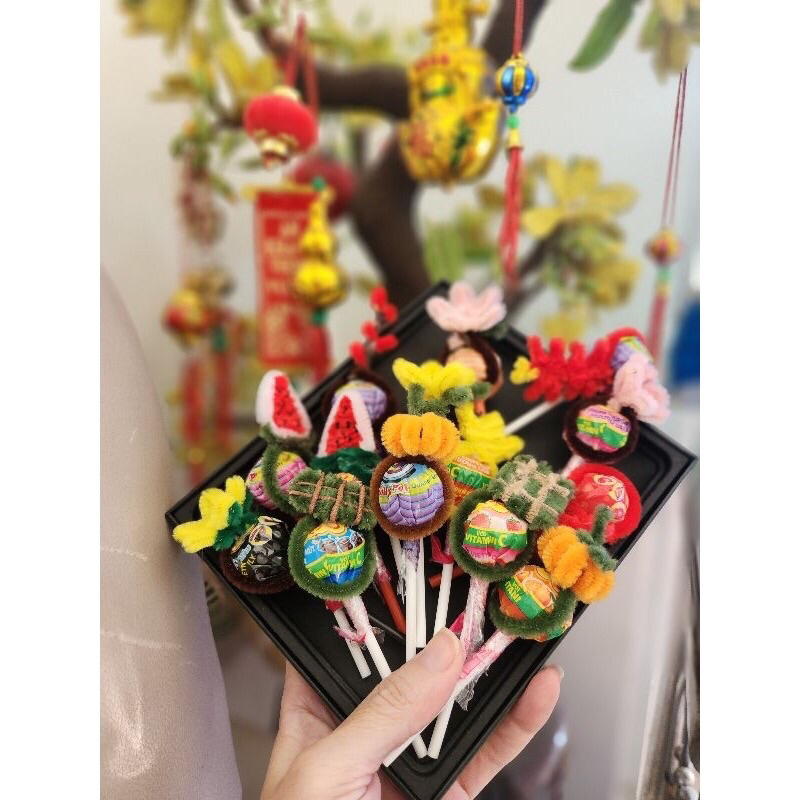 Kẹo mút tết xinh xắn trang trí bằng kẽm nhung