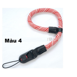 Dây đeo cổ tay cho máy ảnh.