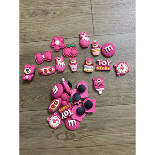 Charm gắn dép sục crocs gấu dâu.