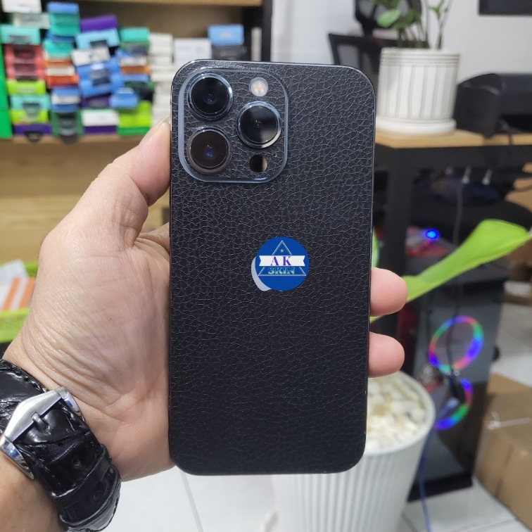 Dán skin vân Da lưng viền rời từ ip 12 đến 15 pro max, bảo vệ máy chống trầy xước và làm đẹp tạo thêm diện mạo mới