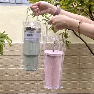  Túi nhựa đựng ly giữ nhiệt trong suốt có quai xách tiện lợi. 