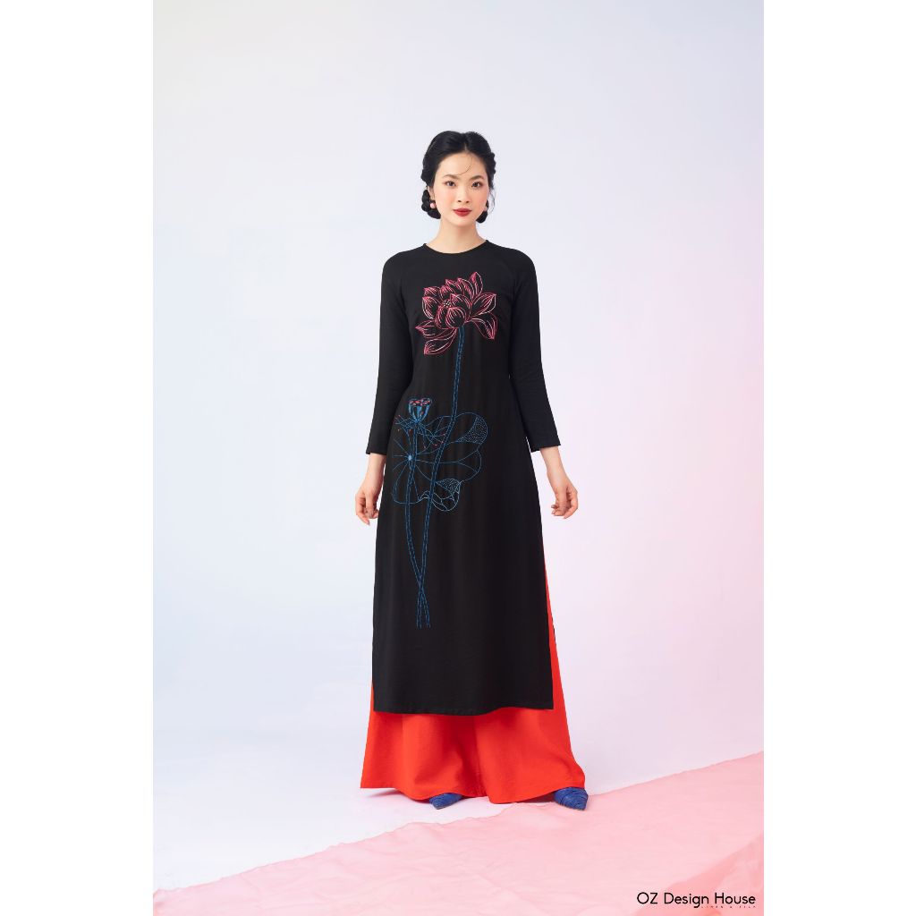 [Không kèm quần] Áo dài OZ Design House AD02151AUT22 thô lụa cổ tròn thêu hoa sen màu đen