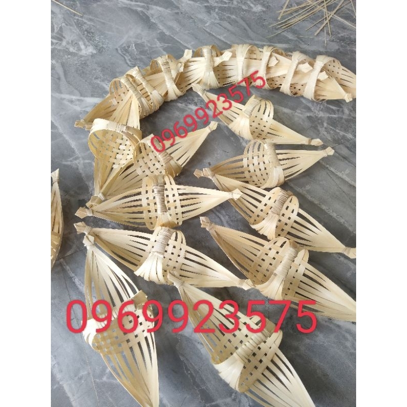 thuyền tre đan thưa có mái che trang trí decor