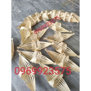 Thuyền tre đan thưa có mái che trang trí decor
