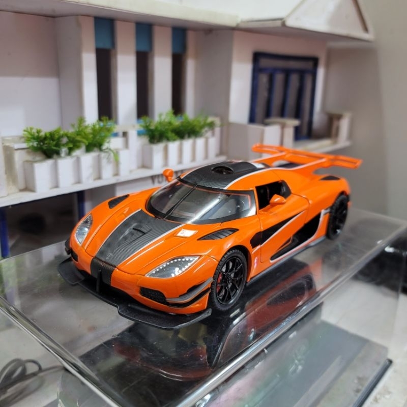 Mô hình xe Koenigsegg ONE:1 tỉ lệ 1/24 có đèn, có đánh lái, có nhún và chạy cót
