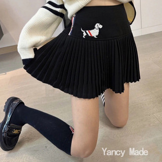 Chân váy xếp li thêu