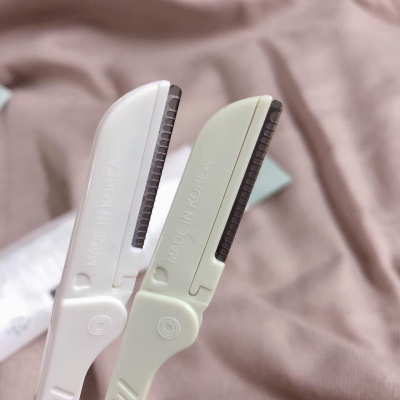 Dao cạo mày TFS Folding Eyebrow Trimmer Sắc An toàn The Face Shop Hàn Quốc