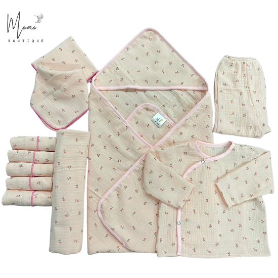 SET ĐỒ BÉ GÁI SƠ SINH GỒM 1 BỘ ĐỒ, 1 KHĂN TẮM, 2 YẾM, 5 KHĂN SỮA, 1 KHĂN Ủ VẢI XÔ MUSLIN MUST HAVE -