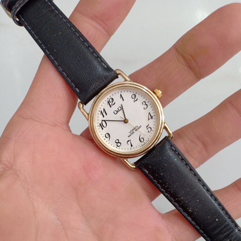 đồng hồ nam nữ si nhật dây da hiệu Q&amp;Q VOKEN mạ vàng độ mới cao 90% phù hợp nam tay nhỏ với nữ tay to