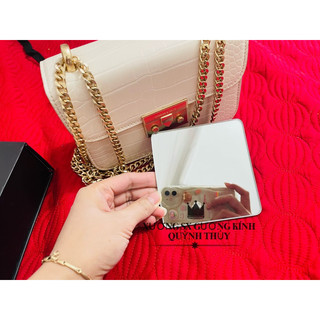 Gương trang điểm cầm tay mini, gương bỏ túi tiện lợi.