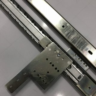 Ray trượt cửa lùa giấu cánh Sản phẩm được làm bằng thép cán nguội, dày dặn