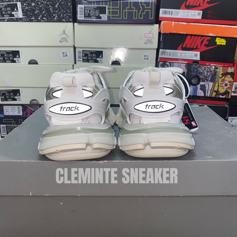 Giày màu trắng đi  êm  chân