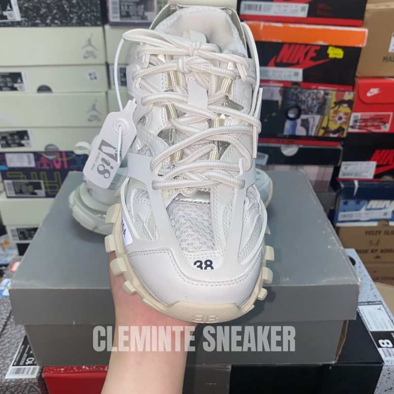 Giày màu trắng đi  êm  chân