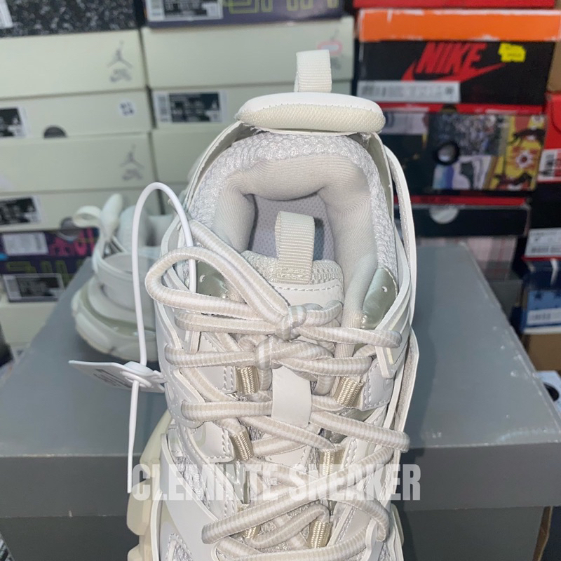 Giày màu trắng đi  êm  chân