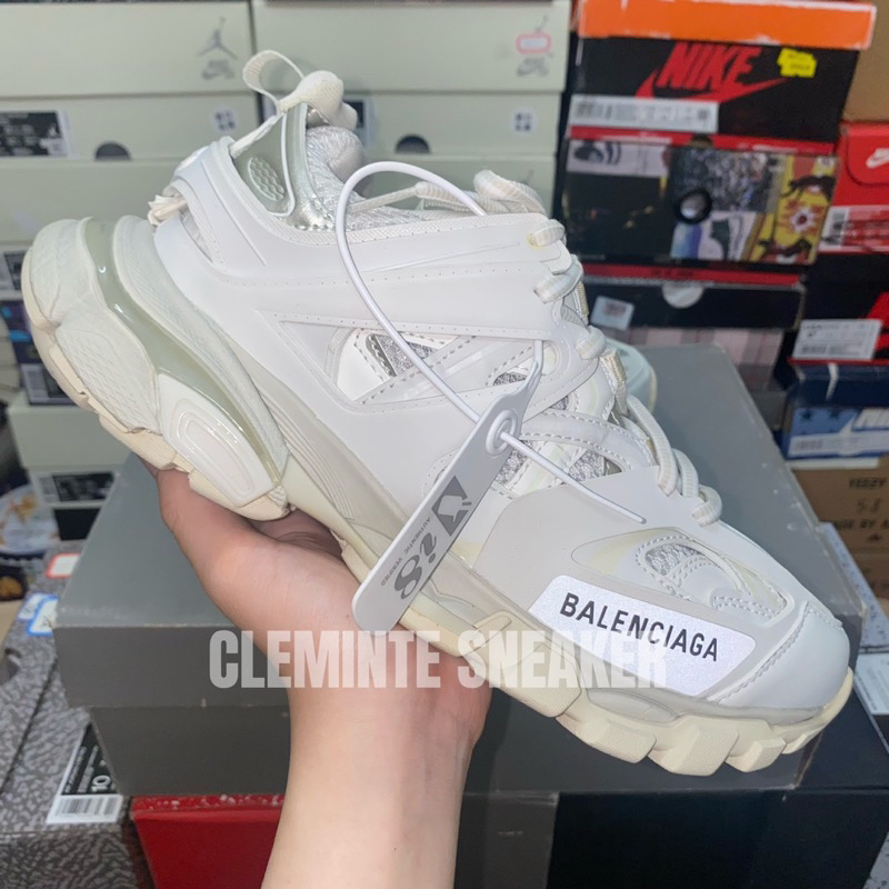 Giày màu trắng đi  êm  chân