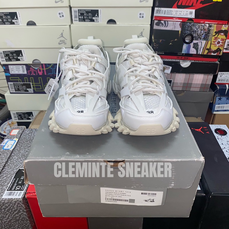 Giày màu trắng đi  êm  chân