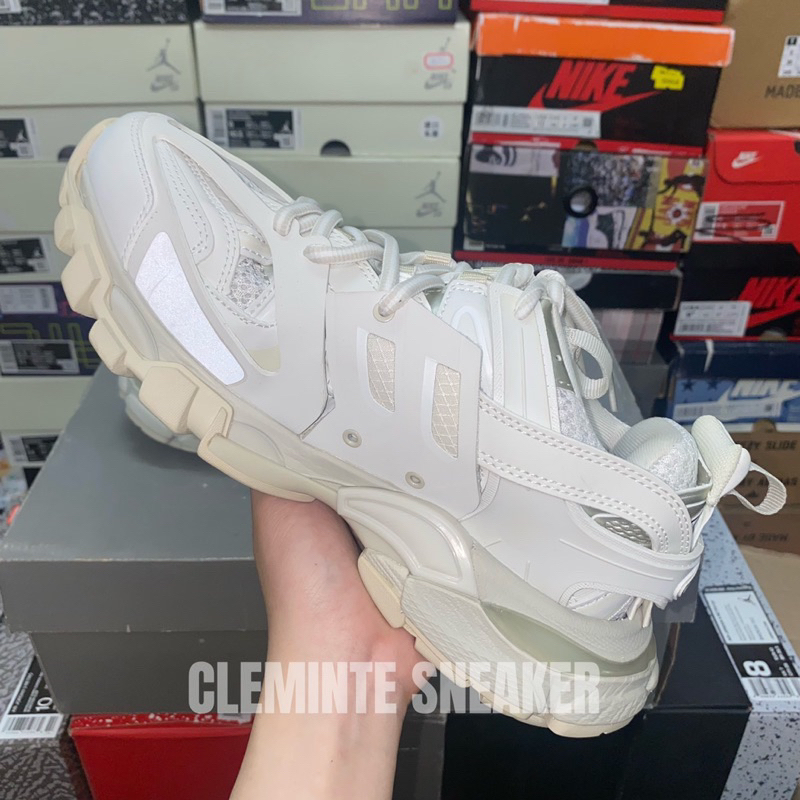 Giày màu trắng đi  êm  chân