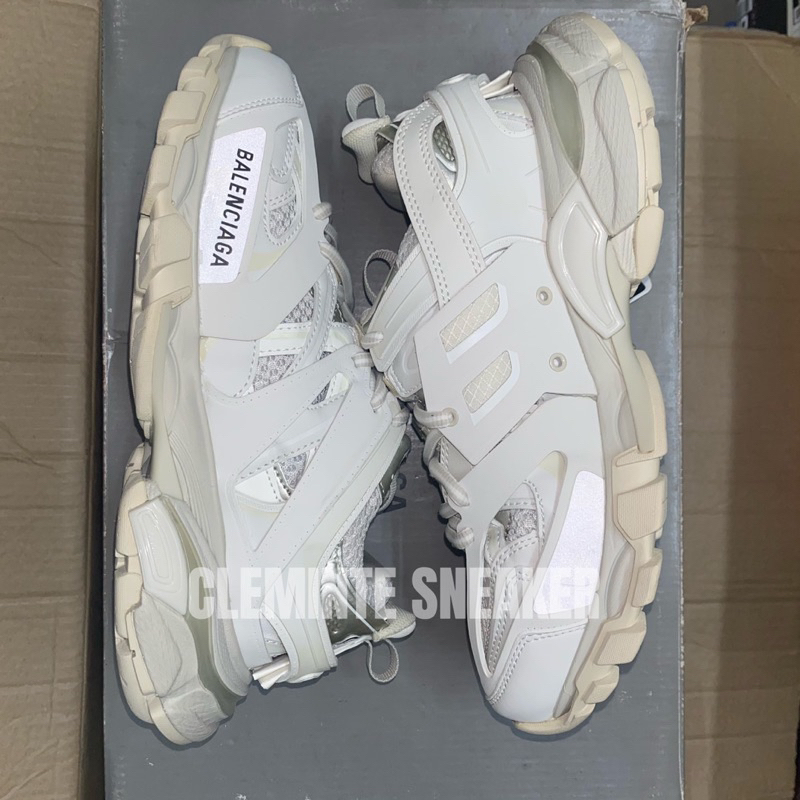 Giày màu trắng đi  êm  chân