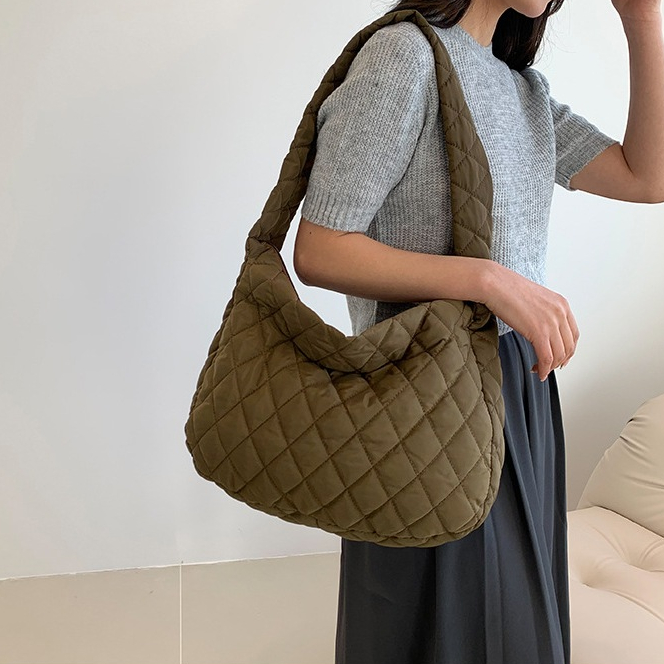 Túi phao jennie đeo chéo chần bông dày lót trong có khóa kéo đi học