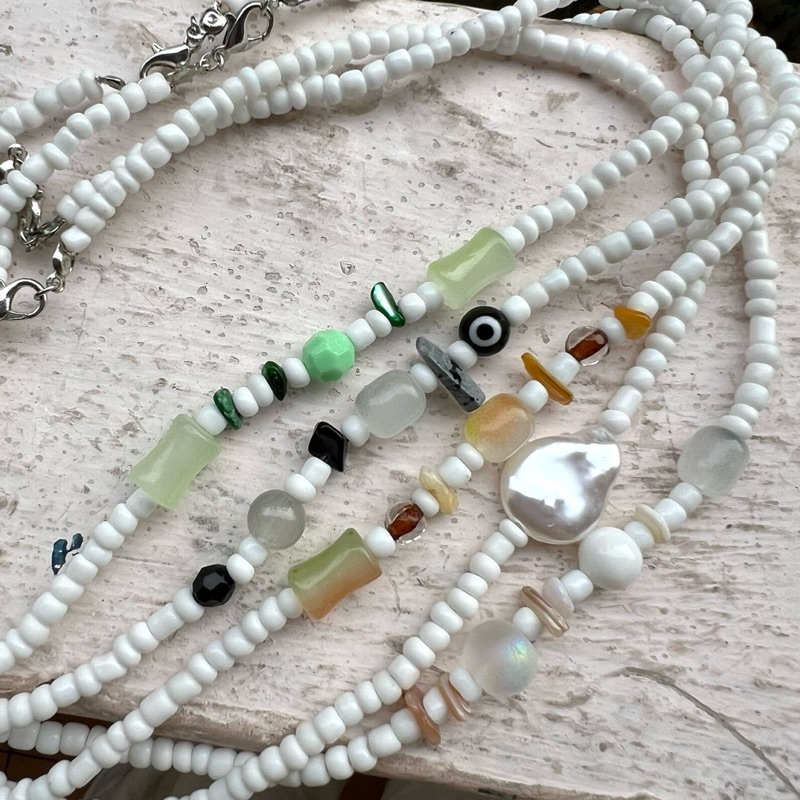 Vòng cổ hạt cườm trắng phối các loại charm đá thời trang