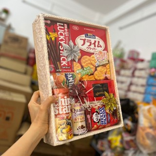  Set quà tết khay gỗ hàng Nhật Bản 7 món bánh kẹo - nước ngọt - cafe - trà sang xịn phù hợp biếu tặng 