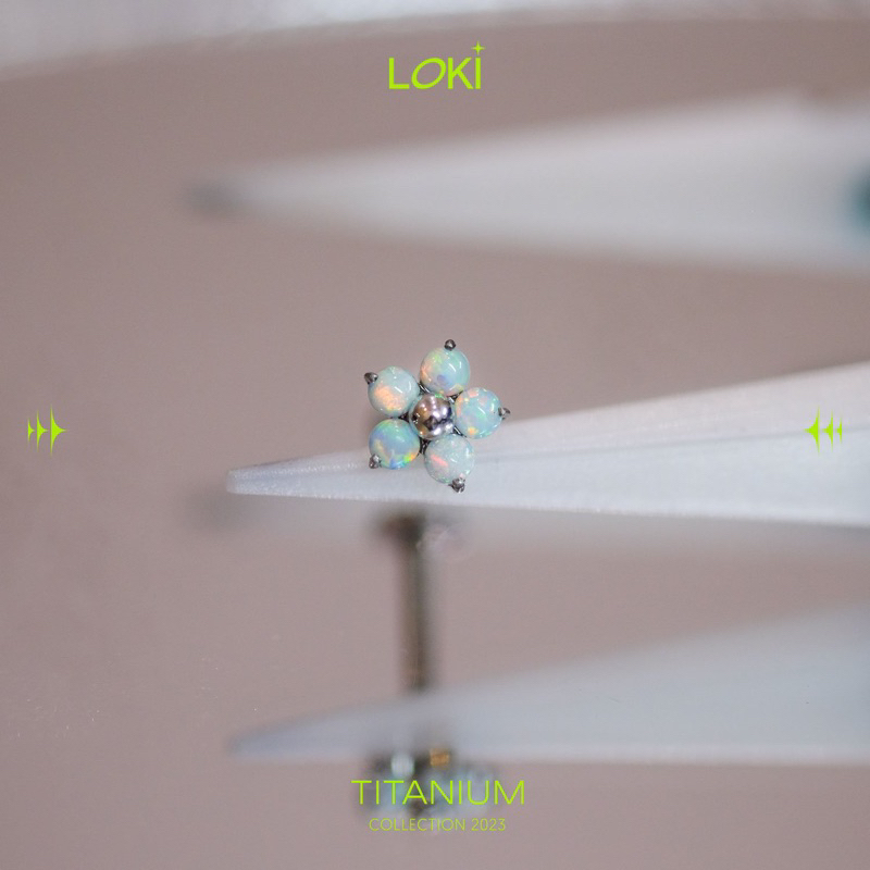 KHUYÊN TAI TITANIUM HOA OPAL LOKI