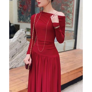 Đầm đỏ lệch vai dáng xòe nhẹ