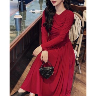 Đầm đỏ lệch vai dáng xòe nhẹ