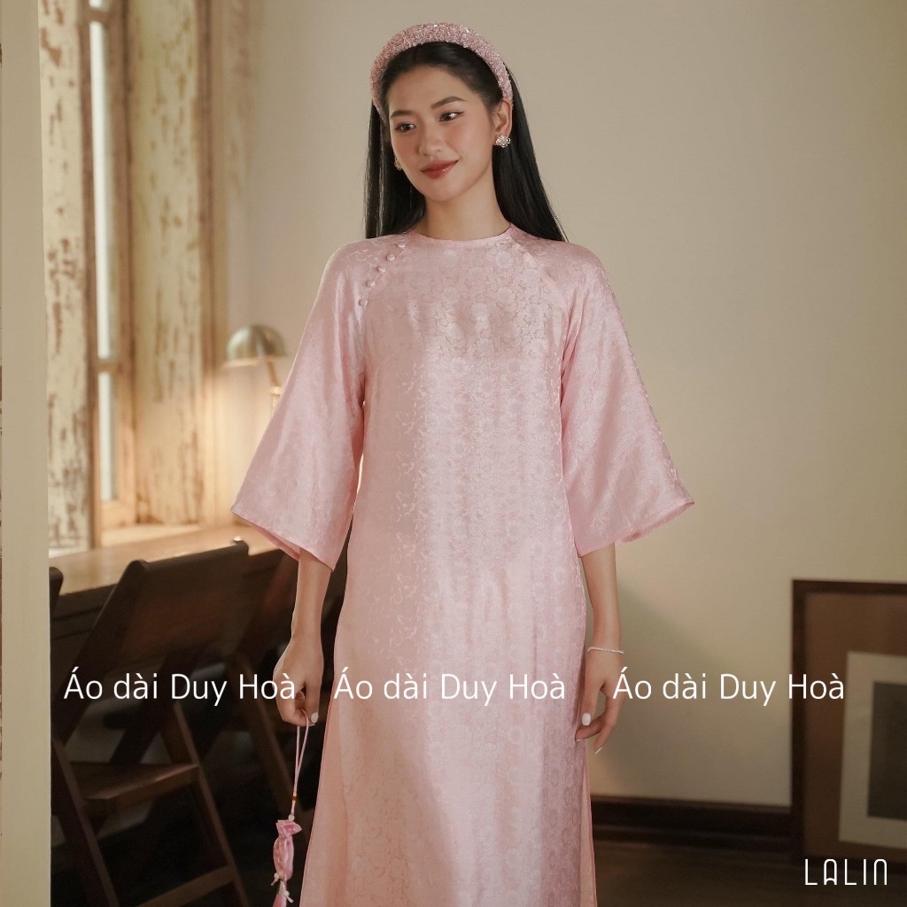 [SẴN HÀNG]  Aó Dài Gấm Tơ Xuông Dáng Xưa Tay Loe Đính Cúc Bọc Diện Tết Du Xuân 2024 - Áo Dài Duy Hòa | BigBuy360 - bigbuy360.vn