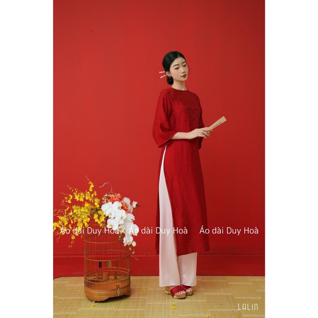 [SẴN HÀNG]  Aó Dài Gấm Tơ Xuông Dáng Xưa Tay Loe Đính Cúc Bọc Diện Tết Du Xuân 2024 - Áo Dài Duy Hòa | BigBuy360 - bigbuy360.vn