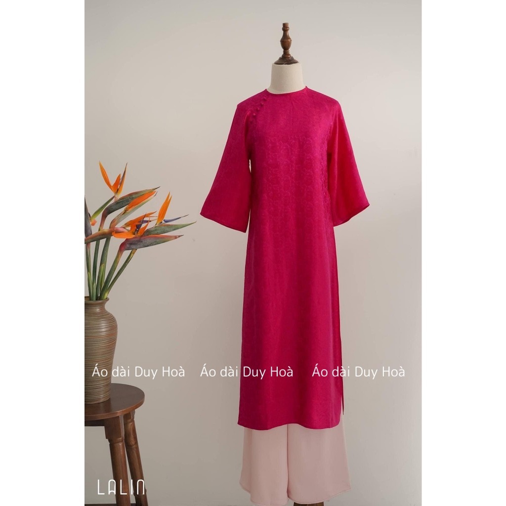 [SẴN HÀNG]  Aó Dài Gấm Tơ Xuông Dáng Xưa Tay Loe Đính Cúc Bọc Diện Tết Du Xuân 2024 - Áo Dài Duy Hòa | BigBuy360 - bigbuy360.vn