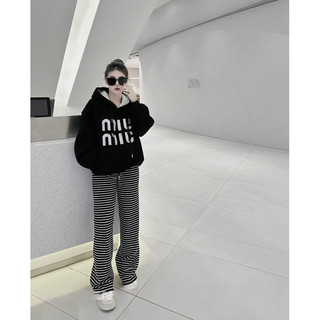 Áo hoodie lông cừu miuumi mix quần kẻ xuông qcl1