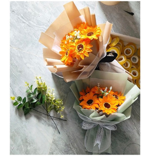 BÓ HOA SÁP HƯỚNG DƯƠNG 5 BÔNG 7 BÔNG KÈM LÁ TÁO CÓ TÚI KIẾNG VÀ THIỆP