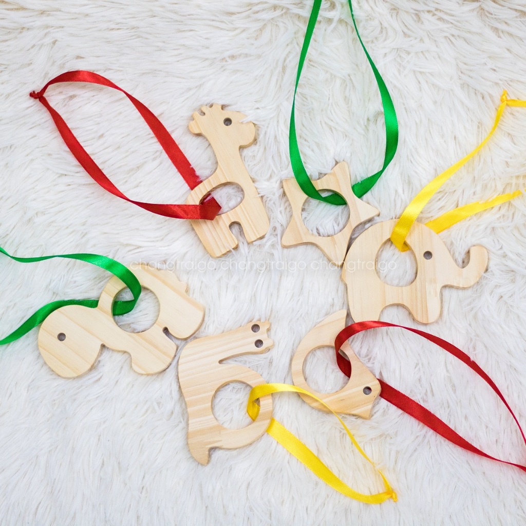 Đồ chơi treo nôi, treo kệ chữ a, các dây màu và hình thú phát triển giác quan cho trẻ sơ sinh chính hãng Chàng Trai Gỗ