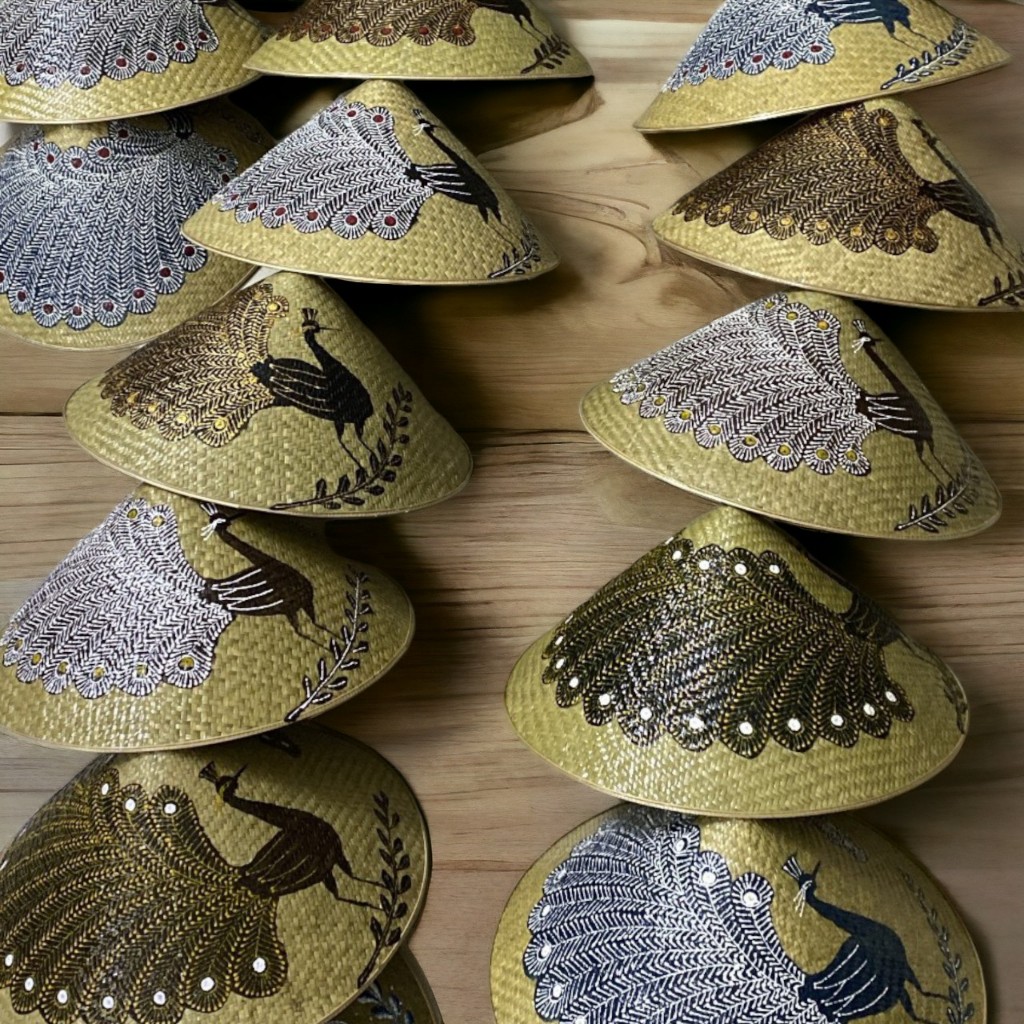 Nón cỏ bàng vẽ chim công (tặng kèm quai ngọc trai, bọc nón, quai voan) 16 vành, 41cm,che mưa nắng, q