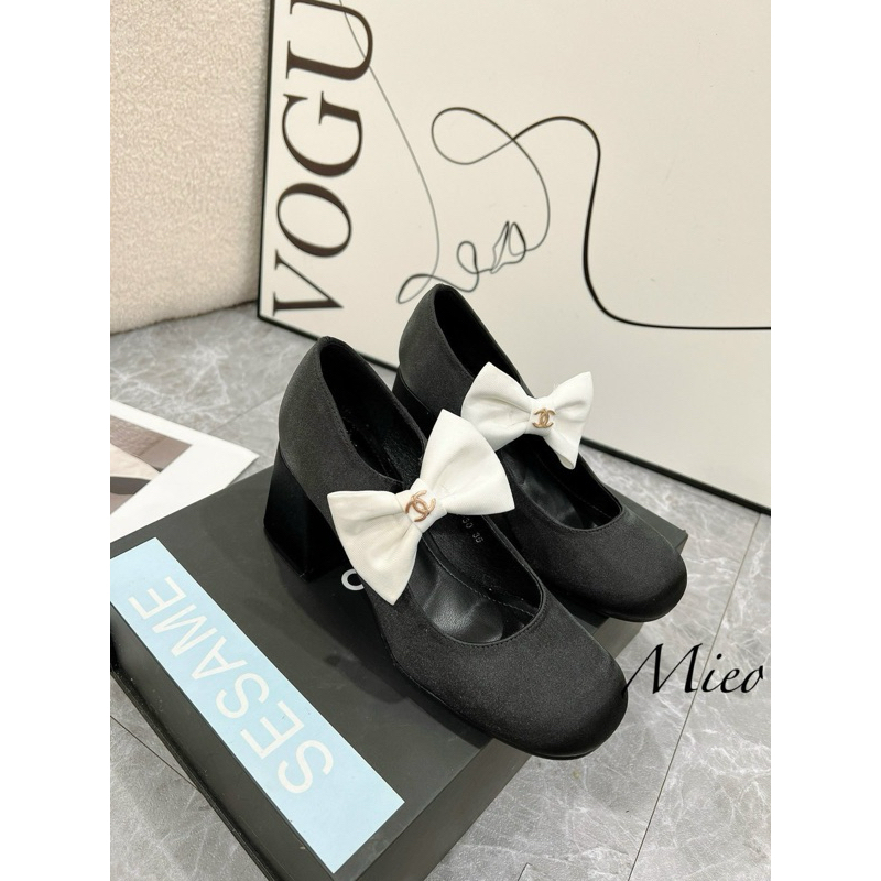 Giày búp bê logo nhí quai nơ ngang mũi tròn gót trụ fullbox