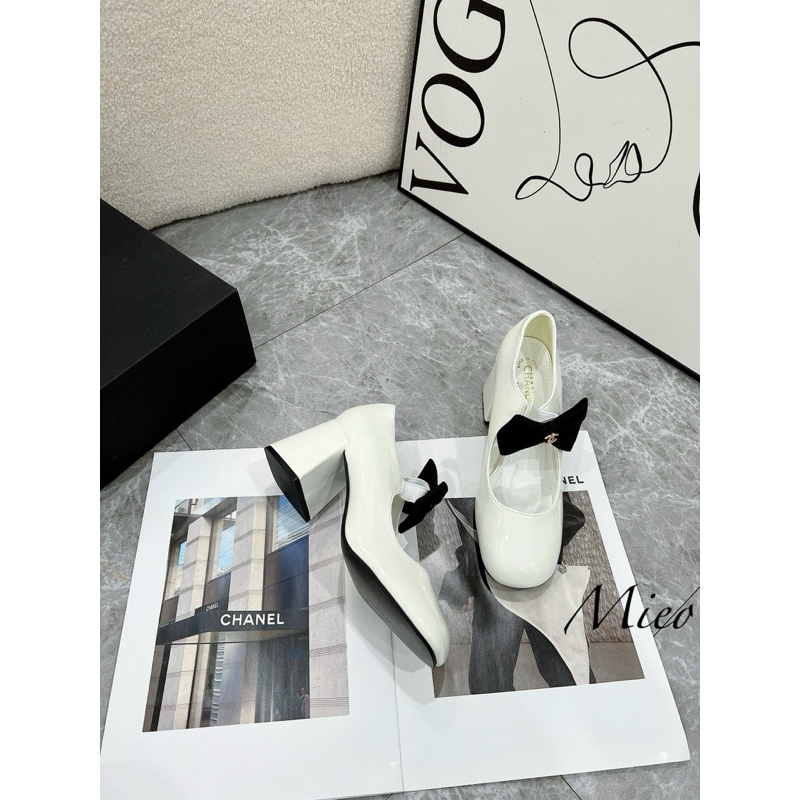 Giày búp bê logo nhí quai nơ ngang mũi tròn gót trụ fullbox