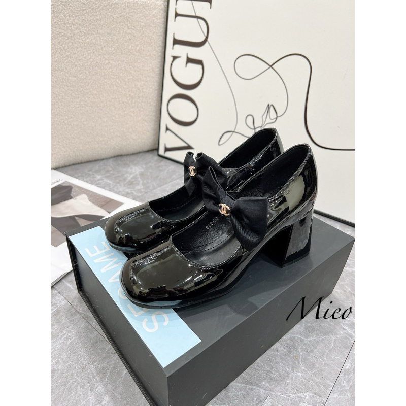 Giày búp bê logo nhí quai nơ ngang mũi tròn gót trụ fullbox
