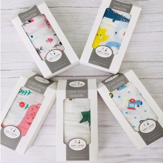 Hộp khăn tắm Aden Anais dòng Classic Muslin Swaddle sang trọng cho bé.