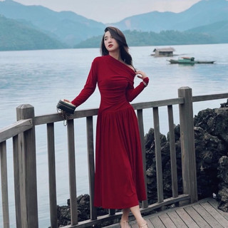 Đầm đỏ dáng dài trễ vai thu hút