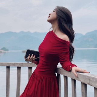 Đầm đỏ dáng dài trễ vai thu hút