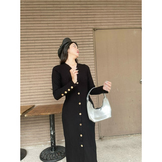 Đầm len gân nút dáng suông tay dài