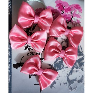 Cột tóc nơ xinh cho bé